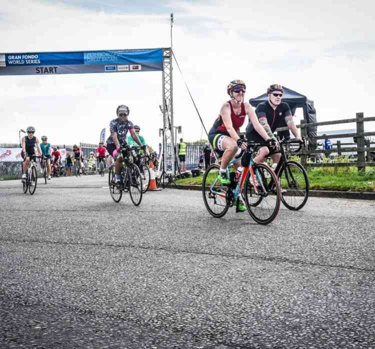 elle looking confused at the Tour of Cambridgeshire start line