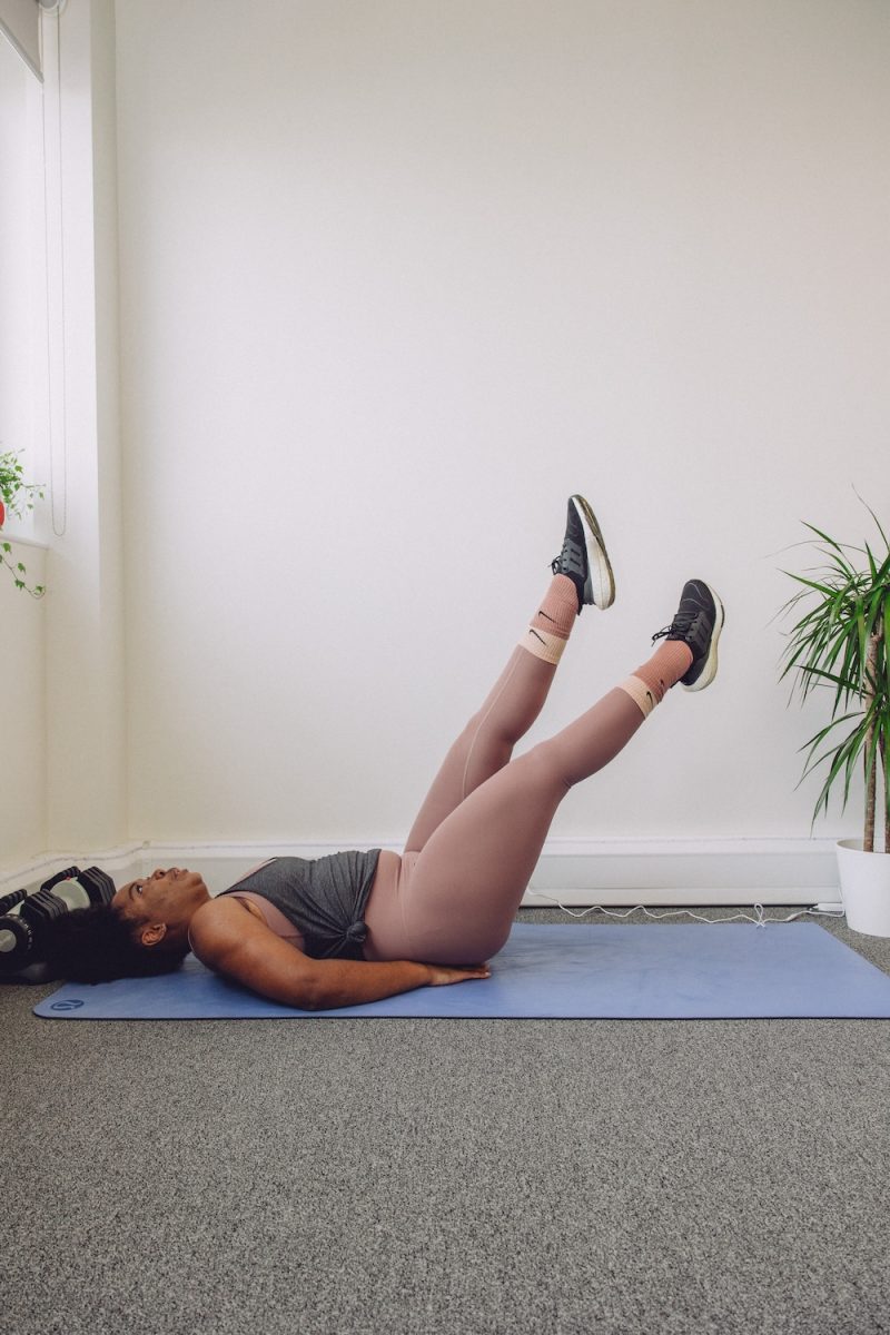 Perfect Form: How To Do Flutter Kicks (Core Exercise) - keep it simpElle